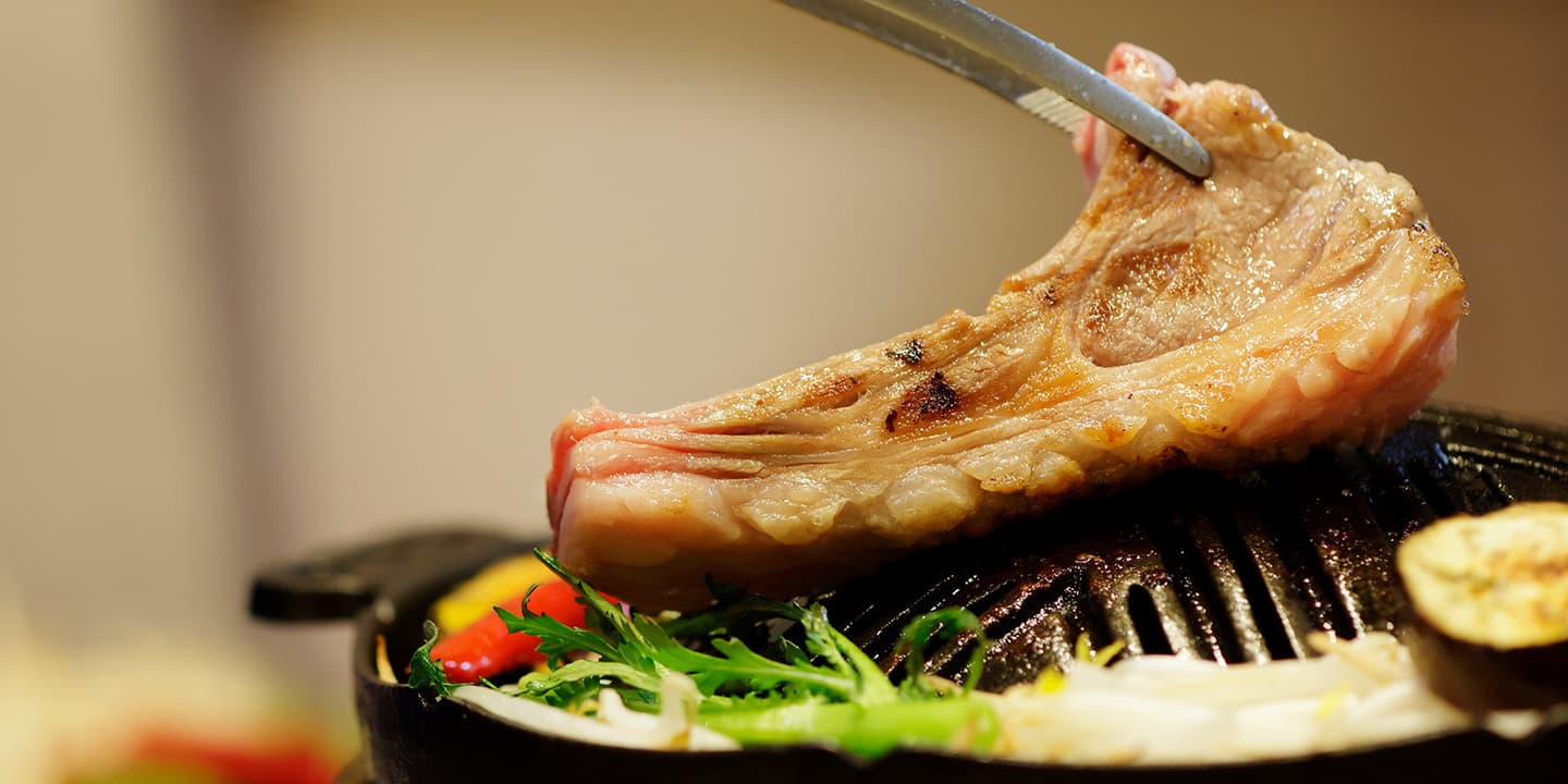 ラムチョップも豪快にジンギスカン鍋で焼いて召し上がれ