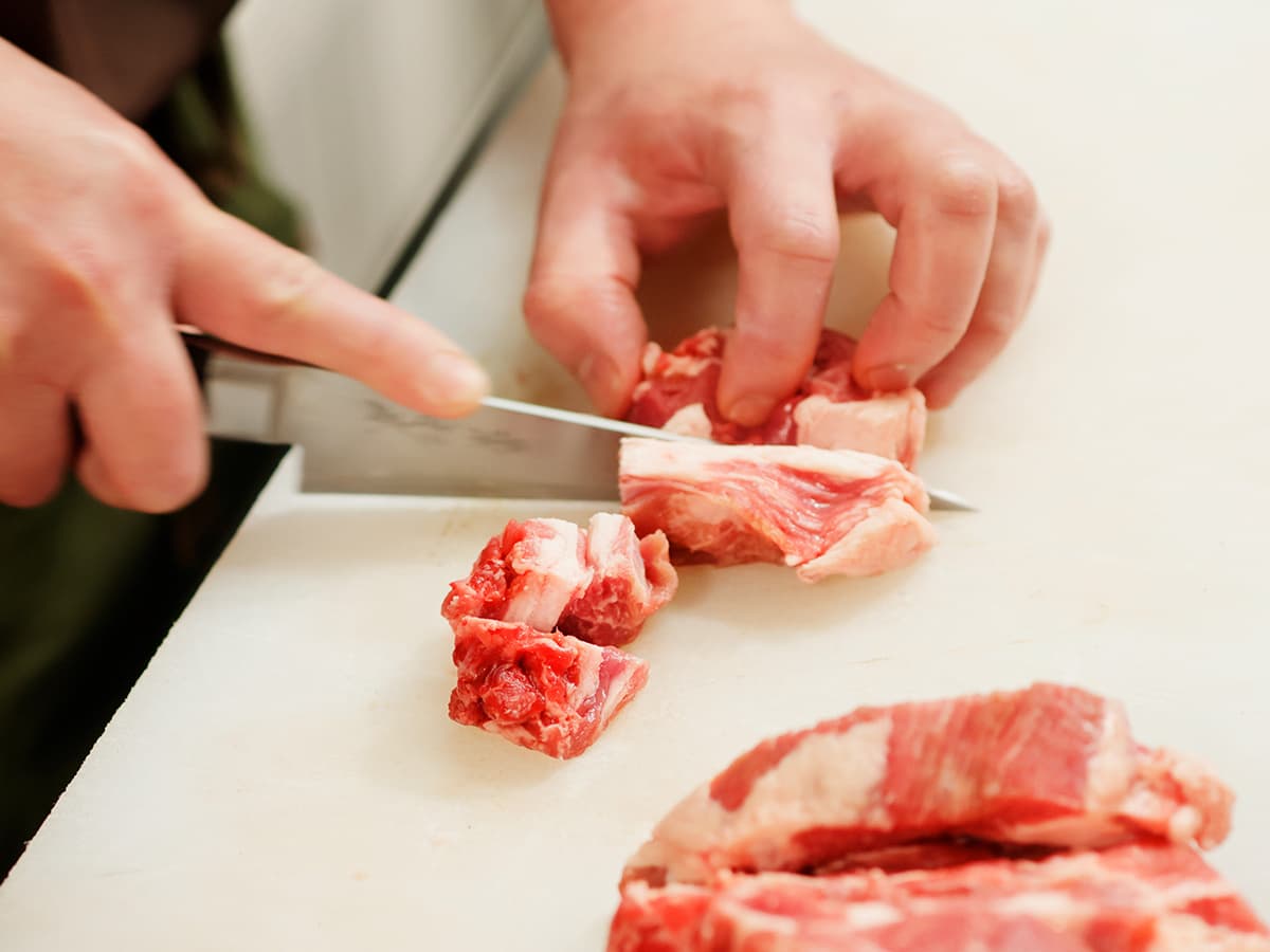 ジンギスカンけやき屋のラムは部位に合わせてシェフがカットしています