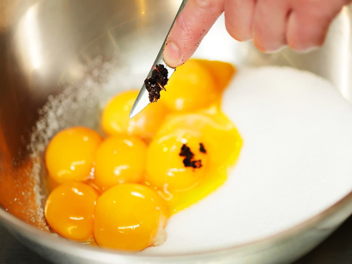 アイスクリームまで手作り。バニラビーンズたっぷりのバニラアイスは定番ながら絶品です。